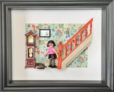 Tableau I WANT TO BREAK FREE, figurine Playmobil moustachue en haut rose et jupe noire passant l'aspirateur près d'un