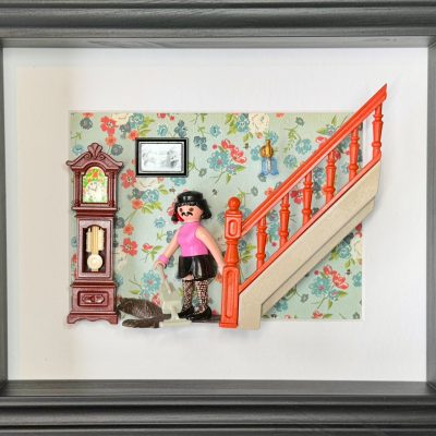 Tableau I WANT TO BREAK FREE, figurine Playmobil moustachue en haut rose et jupe noire passant l'aspirateur près d'un