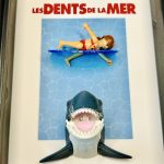 Tableau encadré Les Dents de la mer avec figurine Playmobil sur planche bleue et requin gueule ouverte