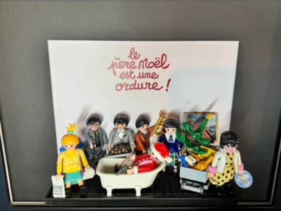 Tableau Playmobil Le Père Noël est une ordure avec titre manuscrit rouge, personnages et Père Noël dans une baignoire