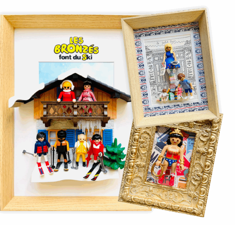 Trois tableaux Playmobil encadrés : Les Bronzés font du ski, une scène de librairie et une figurine super-héroïne dorée