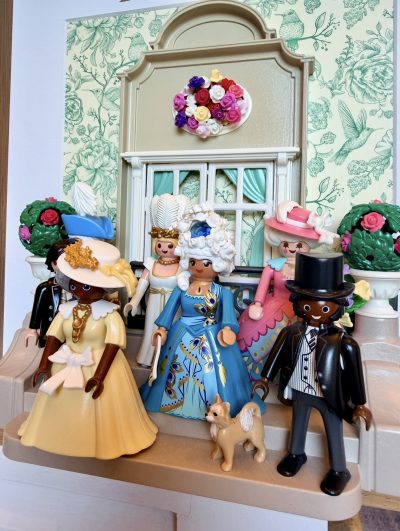 Figurines Playmobil en robes d'époque et haut-de-forme sur un perron, scénographie du tableau Bridgerton