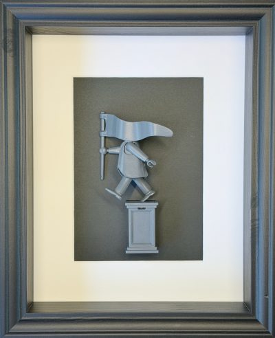 Tableau L'aveuglement : figurine Playmobil peinte en gris, drapeau sur la tête, marchant sur un socle