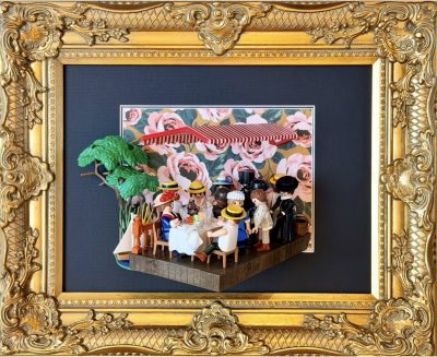 Tableau Le déjeuner des canotiers, figurines Playmobil attablées sous un store rayé, cadre doré et fond fleuri