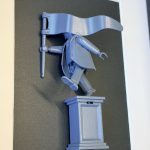 Tableau L'aveuglement, figurine Playmobil peinte en bleu tenant un drapeau, penchée depuis un socle, sur fond noir