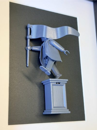 Tableau L'aveuglement, figurine Playmobil peinte en bleu tenant un drapeau, penchée depuis un socle, sur fond noir