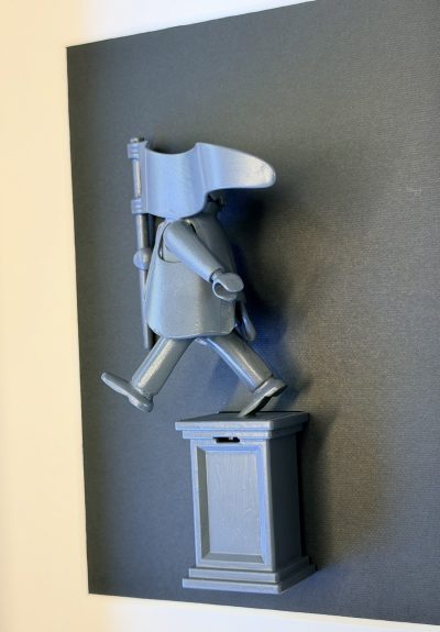 Figurine Playmobil peinte en gris marchant sur un socle de statue, vue de biais sur fond noir, tableau L'aveuglement