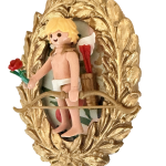 Cupidon vu de côté avec ailes blanches, carquois doré et flèches rouges, tenant une rose et un arc dans un cadre doré.