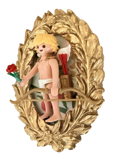 Cupidon vu de côté avec ailes blanches, carquois doré et flèches rouges, tenant une rose et un arc dans un cadre doré.