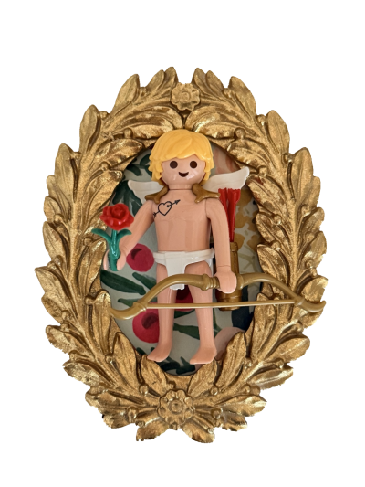Tableau Cupidon avec personnage blond ailé, rose rouge et arc doré sur fond fleuri, dans un cadre ovale doré à feuillages.