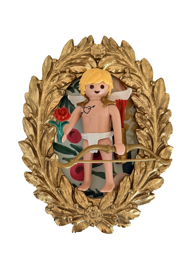 Tableau Cupidon avec personnage blond ailé, rose rouge et arc doré sur fond fleuri, dans un cadre ovale doré à feuillages.