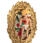 Cupidon blond vu de biais tenant une rose rouge, avec cœur fléché sur le torse, ailes blanches et arc devant un cadre ovale doré.