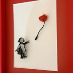 Vue de trois quarts montrant le relief de la petite fille et du ballon cœur rouge.