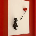 Autre angle du tableau, avec la petite fille de profil et le ballon rouge sur fond clair.