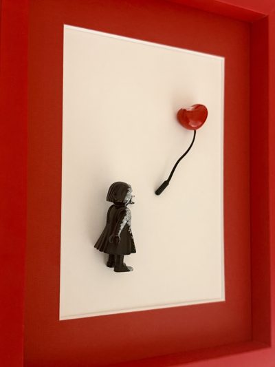 Autre angle du tableau, avec la petite fille de profil et le ballon rouge sur fond clair.