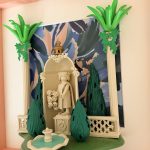 Vue oblique du jardin de Villa Médicis, avec fontaine turquoise au premier plan, statue dans une alcôve et colonnes claires.
