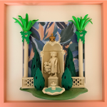 Tableau Villa Médicis avec statue ivoire, cyprès, fontaine turquoise et colonnes dans un cadre carré rose poudré.